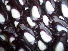 Gummi Peachy Penguins 1Kilo 35.27oz. bulk black&white